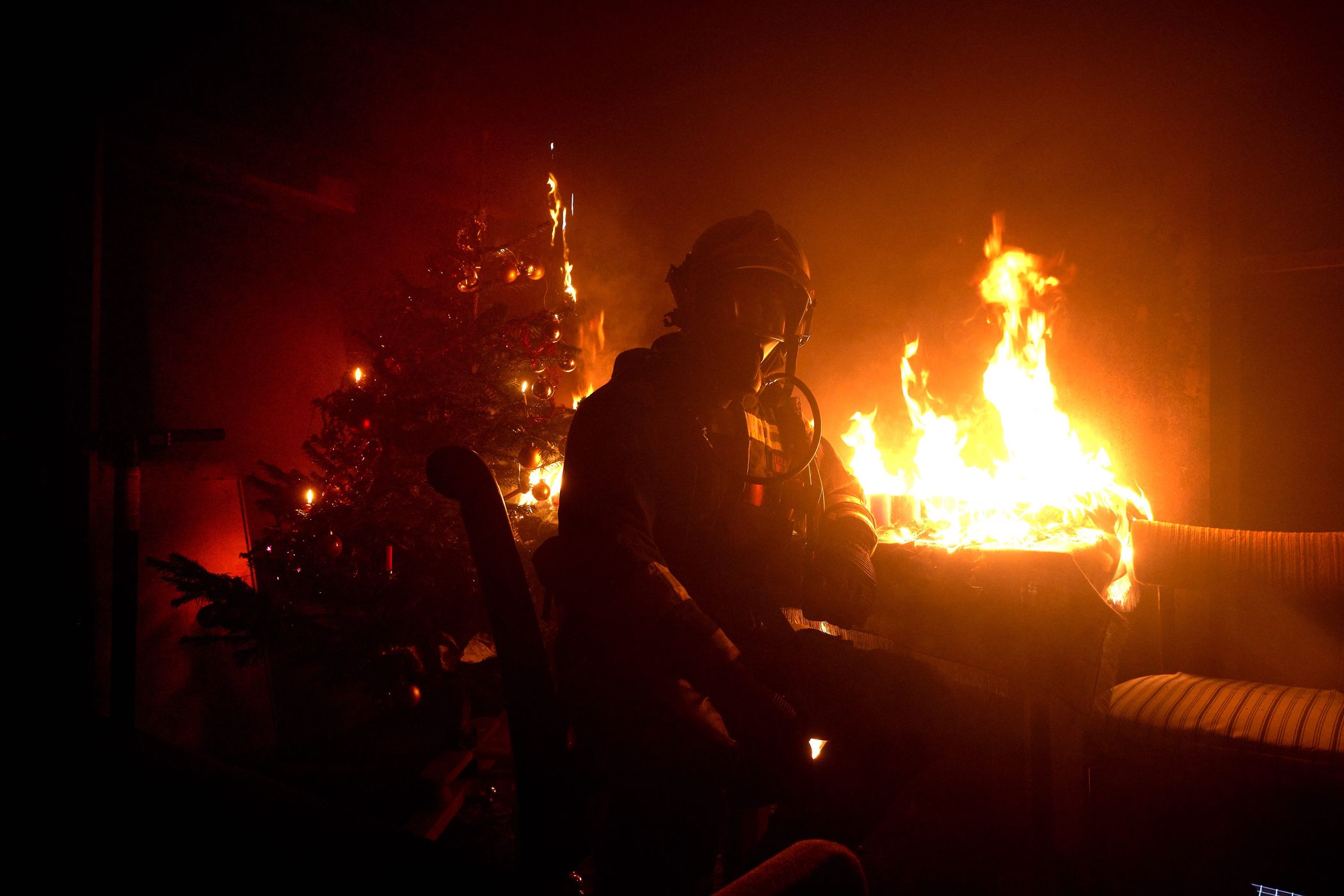 Brandgefährlich SOLUTO gibt Tipps für eine sichere Weihnachtszeit